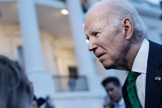 Komite Pengawas DPR Merilis Catatan Bank Keluarga Biden